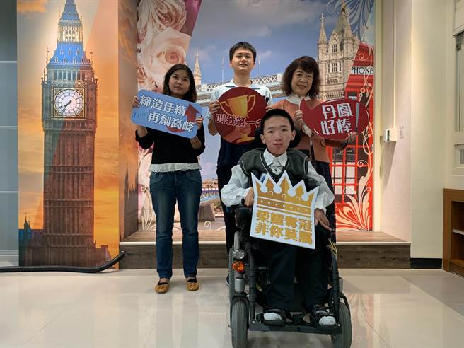 丹凤高中黄宥嘉(前)患有先天性遗传疾病「肌肉萎缩症」，本次超越自己考出好成绩。（新北市教育局提供／许哲瑗新北传真）