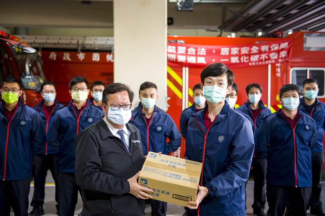 桃園市長鄭文燦到坪頂消防分隊致贈慰問品。（桃園市消防局提供／賴佑維桃園傳真）