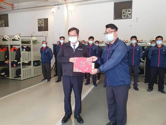 桃園市長鄭文燦到大湳消防分隊致贈慰問品。（賴佑維攝）