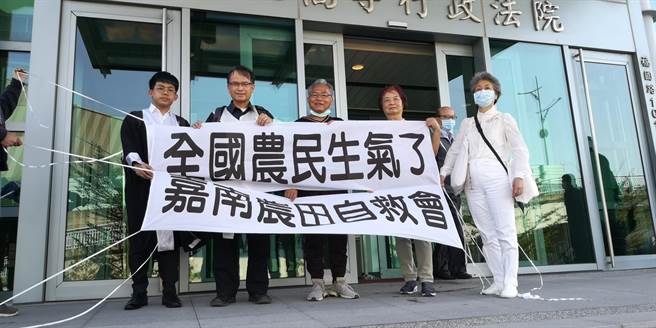 農田水利會改制農田水利署，嘉南農田水利會提行政訴訟救濟，會員代表謝耀慶（中）批民進黨政府強奪農民財產，是世界大笑話。（黃捷攝）