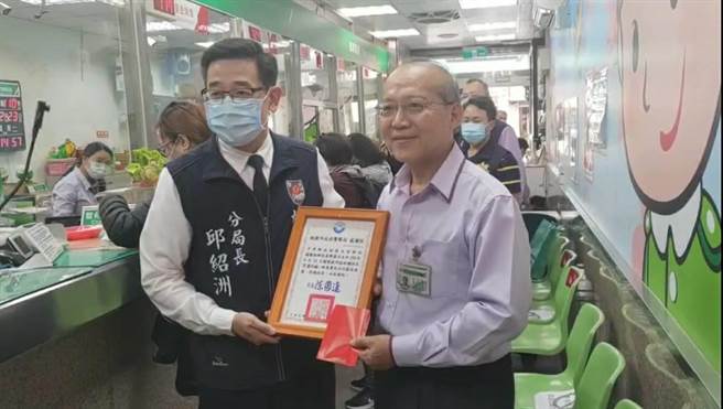 桃園警分局長邱紹洲到各銀行頒發感謝狀阻詐成功。（警方提供／賴佑維桃園傳真）