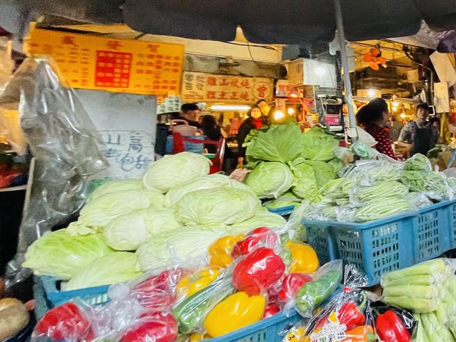农民抢种高丽菜导致价格暴跌 北农公布高丽菜食谱盼解套。（吴康玮摄）