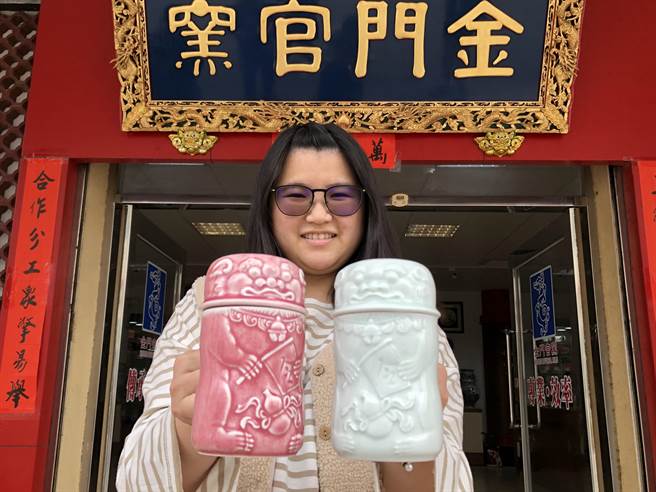 全國唯一官窯金門陶瓷廠推出融合人文圖騰、文創的「風獅爺蓋杯」。（李金生攝）