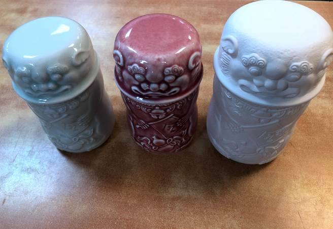 高溫窯燒玉質化的產品，看來十分賞心悅目。（李金生攝）