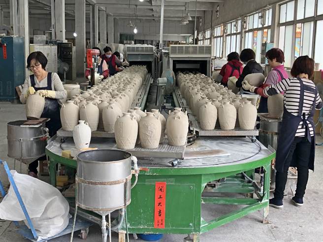 1963年建廠，全國唯一官窯金門陶瓷廠不斷研發新產品。（李金生攝）