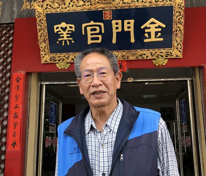 金門陶瓷廠生產研發課長鄭啟煌說明，「風獅爺蓋杯」以金門最特殊的人文圖騰發想，是兼具實用與收藏價值的文創產品。（李金生攝）