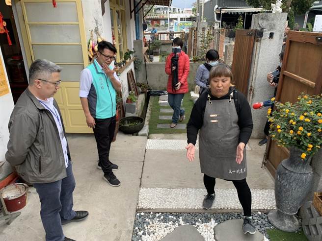 「又一村」村长朱淑慧（右起）、东服中心执行长洪宗楷、国产署主任廖启智仔细端详当地老物。（王志伟摄）