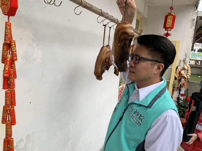 又一村提供各族群餐饮小吃，藉由当年味道拉近人与人之间情感，东服中心执行长洪宗楷也被老腊肉飘香吸引而来。（王志伟摄）