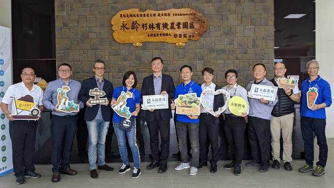 高雄市副市长罗达生前往杉林区永龄农场，瞭解农场目前智慧农业推动情形，并邀请永龄与市府合作，将永龄经验在高雄扩散，让智慧农业能协助更多农友。（高市农业局提供／林雅惠传真）