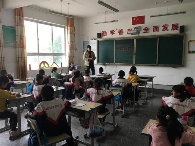 2020年下半年，刁威淇参加位于甘肃临夏回族自治州的积石山西部扶贫项目，为当地学生留下一套特色课程。（作者提供）
