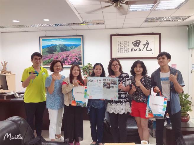 錄取台水公司的2位六龜高中學生（右一及左三）和台水員工等人拜會校長梁華蓁（右三）並致贈感謝狀。（林雅惠攝）