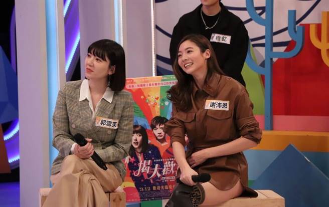 谢沛恩（左）、郭雪芙为戏落髮。（中天综合台提供）