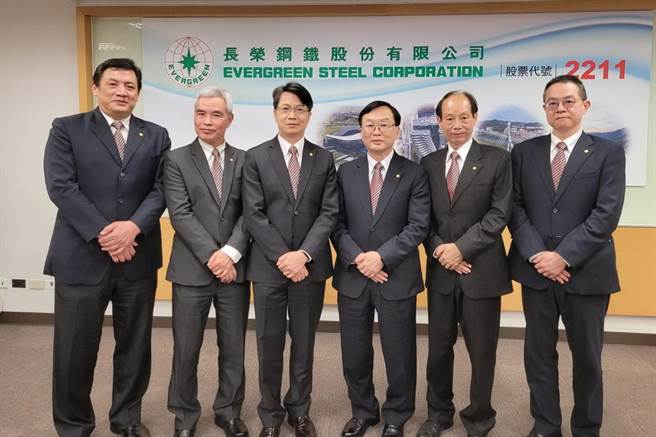 长荣钢董事长林耿立（右三）、总经理刘邦恩（左三）与经营团队。（黄琮渊摄）