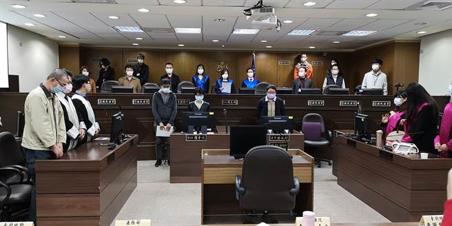 台北地院办理国民法官模拟法庭，审理11年前1件夫杀妻未遂案，由职业法官、国民法官组成的合议庭认定夫犯案时心神丧失，判决无罪，监护5年。（黄捷摄）