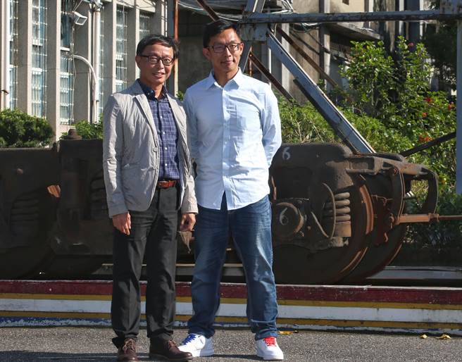 朱柏谚（右）的父亲朱圣隆（左）是资深铁道迷，从小即常带家人搭火车游山玩水。（王英豪摄）