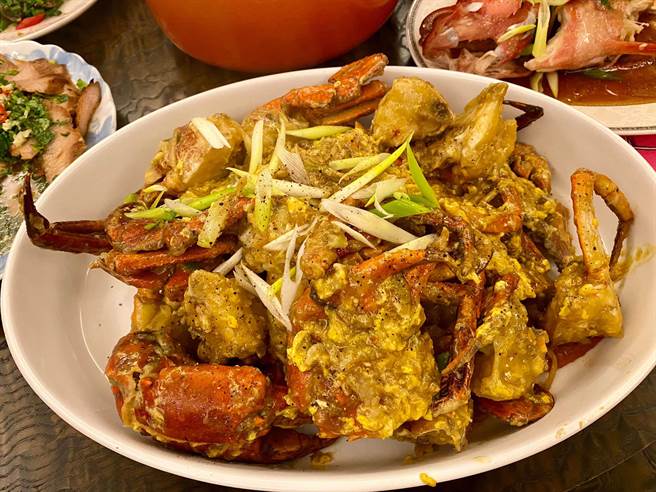 賈永婕曬出害她被燙傷的兇手，笑稱報仇了。（圖／翻攝自臉書）