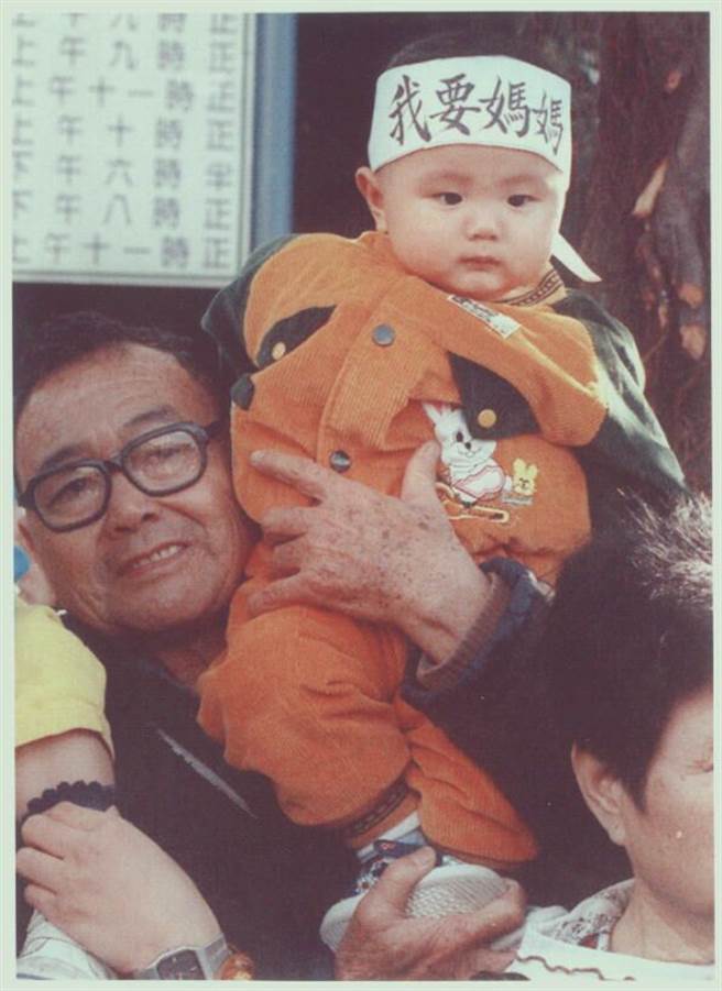1996年，上万大陆配偶家庭夫妻长期两地分隔。图为一位「台湾先生」在参加「海峡两岸通婚权益促进会」活动时，抱着小孩向政府陈情。(洪圣飞摄)