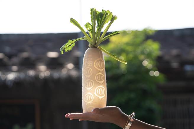 苗栗头份芦竹湳聚落传承元宵儿时记忆，好采头艺术祭体验挖萝卜灯DIY好评如潮，连年吸引各地游客感受在地文化。（苗栗县传统聚落文化协会提供／何冠娴苗栗传真）