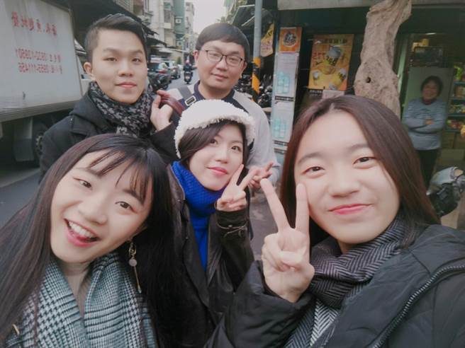 永庆提供的弹性工作8小时制度，让均宇即使忙碌，也能保有下班后的生活，可以跟亲友出游维繫感情。(图/永庆房屋提供)