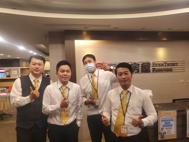 郑均宇(图左二)与新店店面店的同事们感情宛若一家人，一起努力，也一起完成成交！(图/永庆房屋提供)