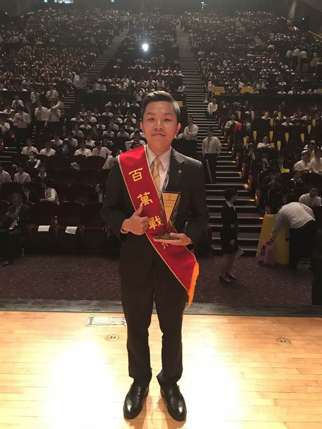 均宇入职不到一年，凭藉着自己的努力，就为自己赢得了百万战将的荣誉，晋身百万年薪俱乐部！(图/永庆房屋提供)