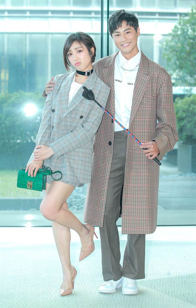 孙其君与梁舒涵出席《废财闯天关2》记者会。（粘耿豪摄）