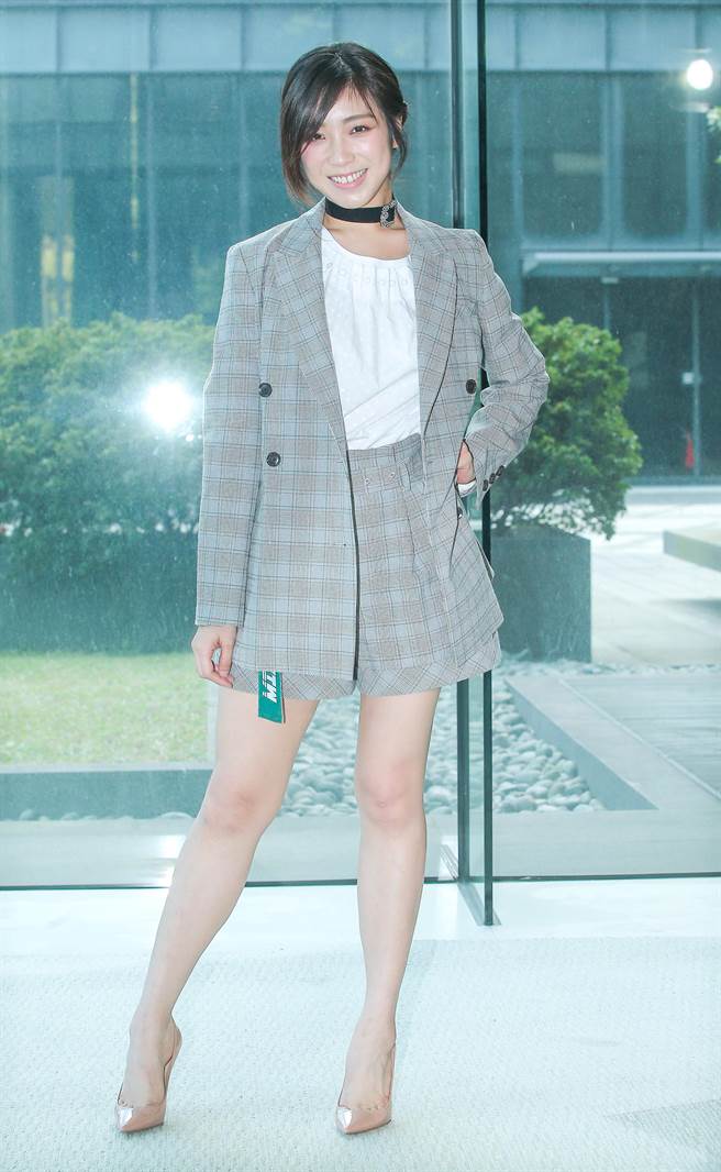 梁舒涵难得女人味十足。（粘耿豪摄）