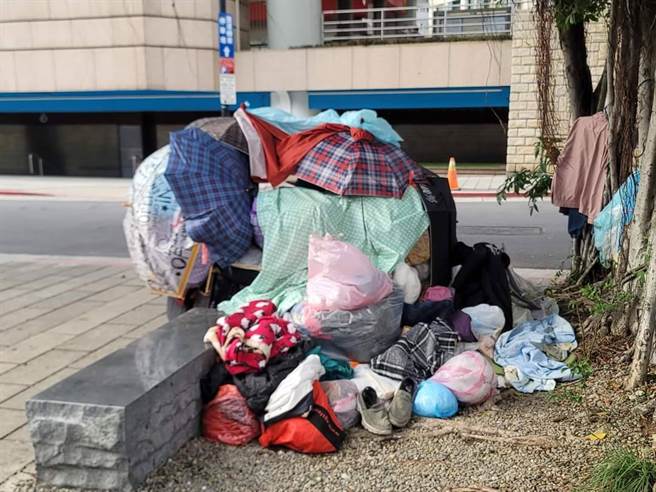 来自台中一对夫妻长期占据新北投捷运站旁街道，居民怒斥破坏市容。《我是北投人》粉丝团 授权提供)