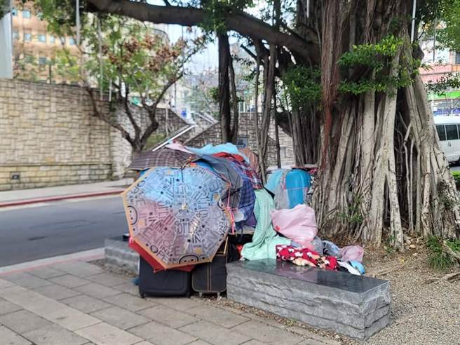 流浪夫妻囤积杂物在街道，严重影响市容。(《我是北投人》粉丝团 授权提供)