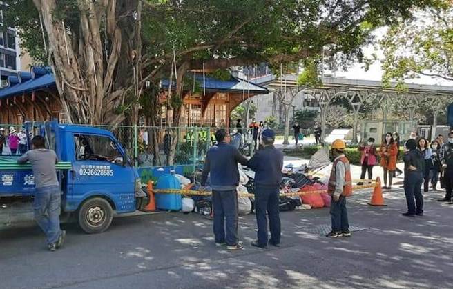 流浪夫妻四处拾荒杂物，严重造成环境脏乱。(取自《靠北北投帮》社团)