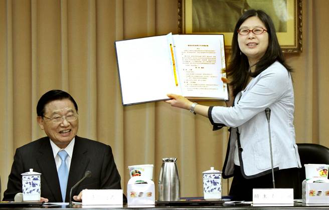 2009年，陆委会主委赖幸媛在「大陆政策暨两岸协商」座谈会上，展示刚印好的文宣，会中并针对第3次江陈会谈议题及「两岸经济合作架构协议（ECFA）」等政策提出说明。（黄国峰摄）
