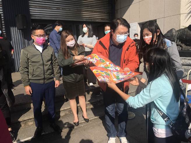市長林右昌（中）24日下午3點率團隊，在文化中心廣場親自發送1千份提燈，市議員童子瑋（左）也加入活動。（陳彩玲攝）