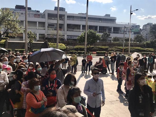 基隆市長林右昌發放提燈，下午1點多就有民眾頂著烈陽排隊，現場大排長龍。（陳彩玲攝）