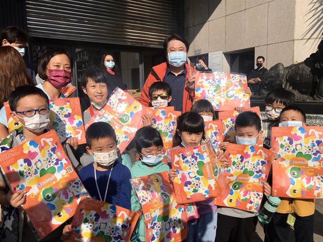 基隆市長林右昌發放提燈，許多民眾、孩童搶著拍照留念。（陳彩玲攝）