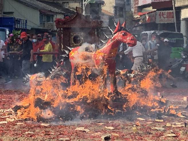 嘉義縣鹿草鄉圓山宮24日下午遶境先點燃3匹火馬施放，一匹匹火馬在蜂炮四射後陸續燃燒。（讀者提供／張毓翎嘉義傳真）