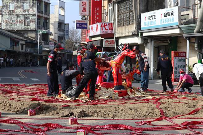 嘉義縣鹿草鄉圓山宮恢復「放火馬」儀式，24日廟方在遶境隊伍抵達前加緊布置場地。（張毓翎攝）