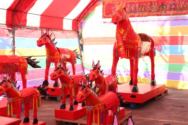 廟方表示，26日元宵節晚上8點在廟埕旁廣場舉辦放火馬儀式，燒化其他10匹火馬。（張毓翎攝）