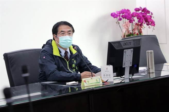 台南市长黄伟哲24日晚间主持治安会报，对犯罪组织被查获枪枝竟能找人顶罪，甚感无奈。（台南市政府提供／程炳璋台南传真）