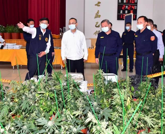 警政署長陳家欽（左二）24日特地南下到嘉義縣警察局了解案情。（嘉義縣警察局提供／張毓翎嘉義傳真）