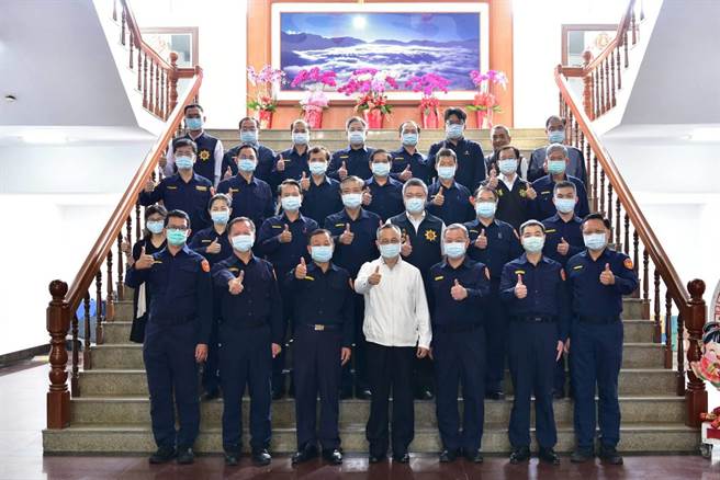 警政署長陳家欽（第一排中間）嘉勉偵辦有功人員，肯定辦案同仁的努力。（嘉義縣警察局提供／張毓翎嘉義傳真）