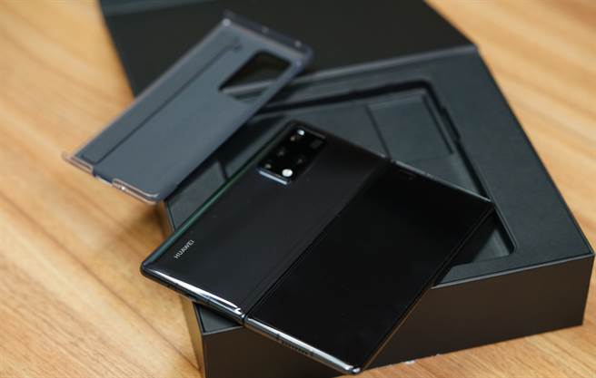 在晶片断供困局下，华为22日发布新款折迭手机Mate X2，宣告华为手机正式迈入「鸿蒙时代」。（图/达志影像/shutterstock）
