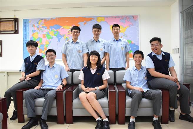 学科能力测验成绩今（24日）放榜，新北市南山中学五科70级分以上12人。（南山中学提供）