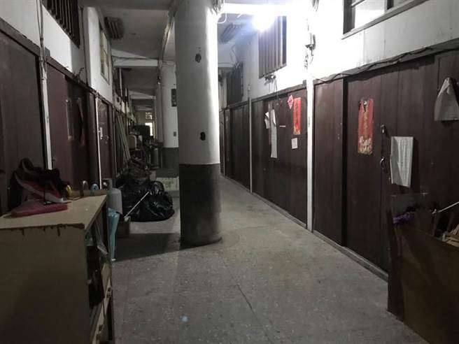 一名年约80岁谢姓女子24日晚上9点多在富贵市场大楼三楼寻短。（吴康玮摄）