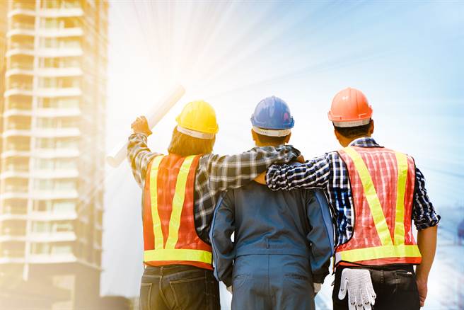 外籍勞工因為分不清楚中文「鐵」和「鋼」，打電話時鬧出笑話。(示意圖／達志影像)