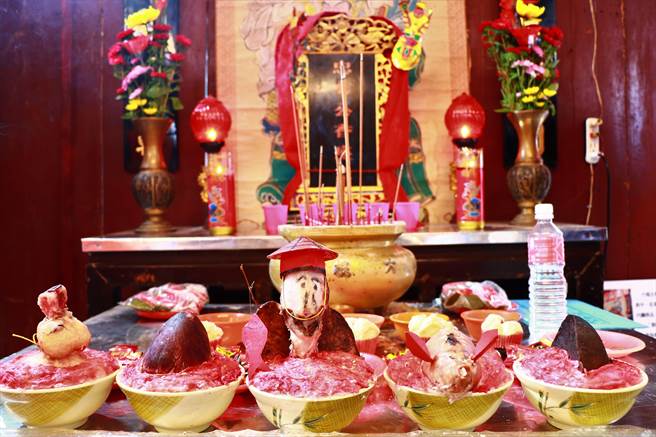 六堆客家聚落有「做五碗」习俗，用猪的内臟做成5种不同意涵的祭品，来祭拜下界神明（忠勇公），但现今因艺师逐渐凋零又少人传承，面临失传危机。（谢佳潾摄）