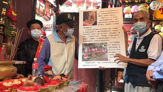 六堆客家聚落有「做五碗」习俗，用猪的内臟做成5种不同意涵的祭品，来祭拜下界神明（忠勇公），但现今因艺师逐渐凋零又少人传承，面临失传危机。（谢佳潾摄）