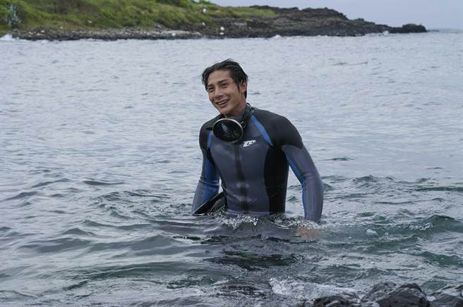 郑凯拍摄《东经北纬》咬牙强忍海底低温。（CATCHPLAY提供）