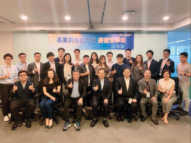 「基業長青創二代，經營實學班台北第六期」學員與商研院董事長許添財及授課老師合影。圖／商研院提供