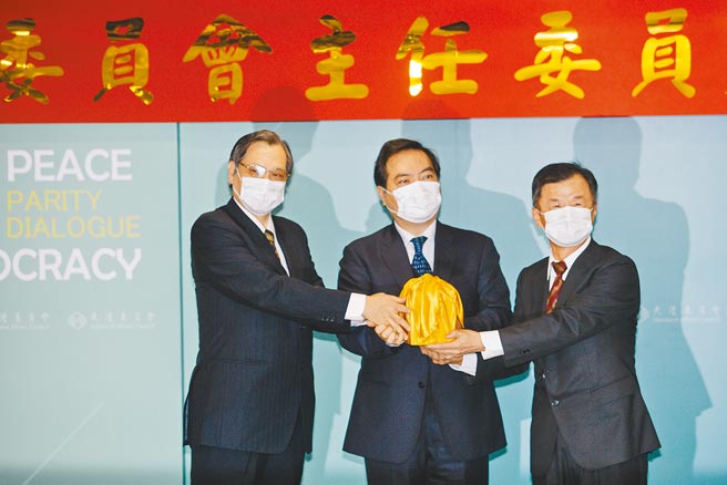 陸委會23日舉行主任委員交接典禮，卸任主委、新任國安局長陳明通（左）在政務委員羅秉成（中）監交下，將印信交給新任陸委會主委邱太三（右），兩人交接印信時陳一度手離開印信，而羅見狀將陳的手「牽」回印信上。（郭吉銓攝）