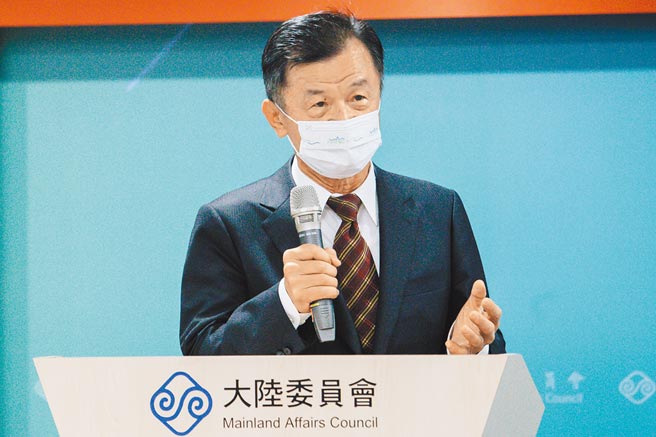 大陆委员会23日举行主任委员交接典礼，新任陆委会主委邱太三（见图）上任后接受媒体提问。（郭吉铨摄）